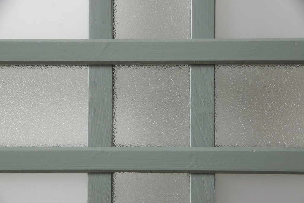 ガラス戸2枚をリペア&カスタム!引手・V字戸車を取り付け、すりガラスを新品のものに取り換え。本体を緑がかったグレーにペイント仕上げ。(引き戸、建具)