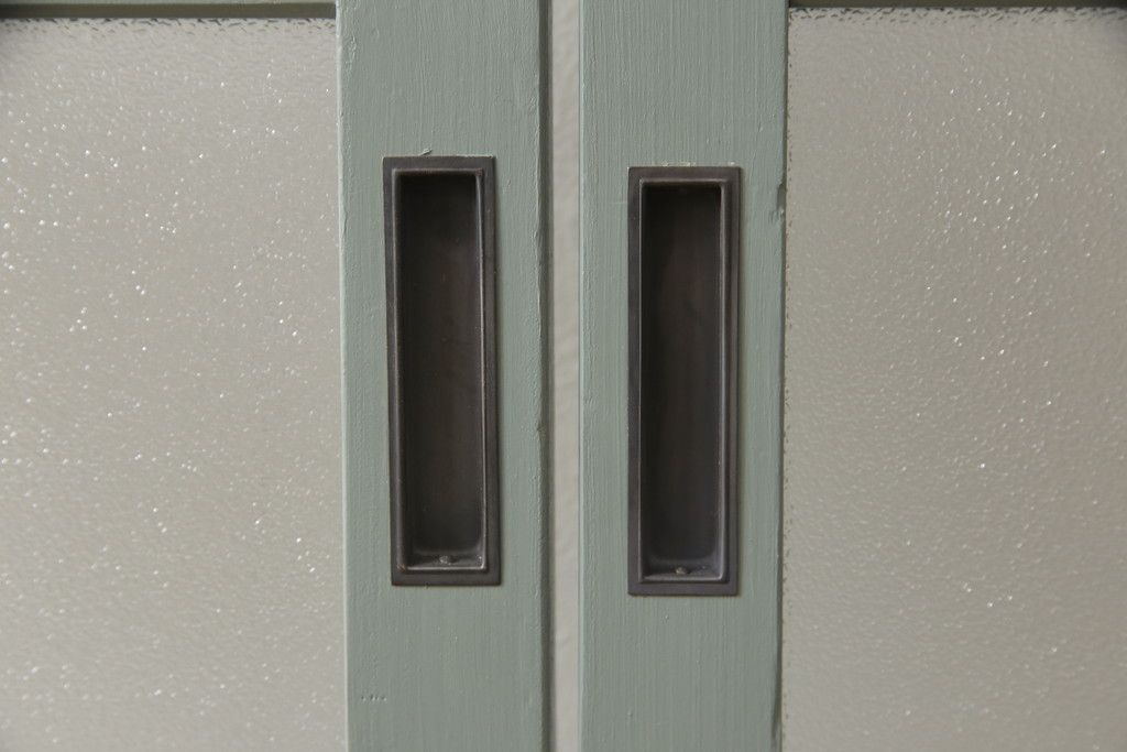 ガラス戸2枚をリペア&カスタム!引手・V字戸車を取り付け、すりガラスを新品のものに取り換え。本体を緑がかったグレーにペイント仕上げ。(引き戸、建具)