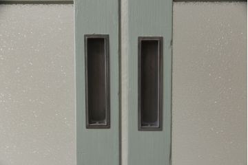 ガラス戸2枚をリペア&カスタム!引手・V字戸車を取り付け、すりガラスを新品のものに取り換え。本体を緑がかったグレーにペイント仕上げ。(引き戸、建具)