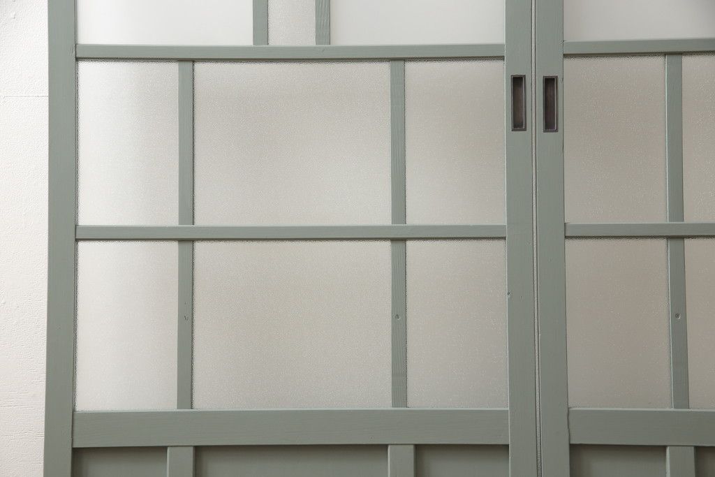 ガラス戸2枚をリペア&カスタム!引手・V字戸車を取り付け、すりガラスを新品のものに取り換え。本体を緑がかったグレーにペイント仕上げ。(引き戸、建具)