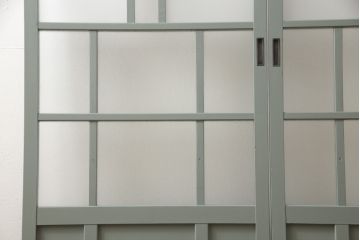 ガラス戸2枚をリペア&カスタム!引手・V字戸車を取り付け、すりガラスを新品のものに取り換え。本体を緑がかったグレーにペイント仕上げ。(引き戸、建具)