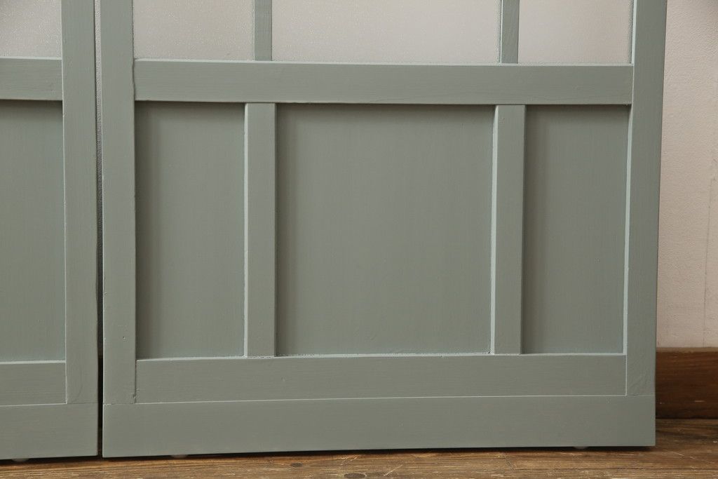 ガラス戸2枚をリペア&カスタム!引手・V字戸車を取り付け、すりガラスを新品のものに取り換え。本体を緑がかったグレーにペイント仕上げ。(引き戸、建具)