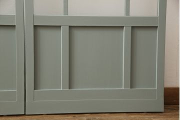 ガラス戸2枚をリペア&カスタム!引手・V字戸車を取り付け、すりガラスを新品のものに取り換え。本体を緑がかったグレーにペイント仕上げ。(引き戸、建具)