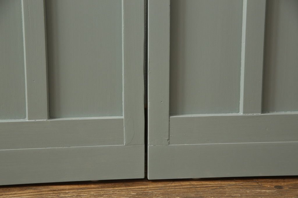 ガラス戸2枚をリペア&カスタム!引手・V字戸車を取り付け、すりガラスを新品のものに取り換え。本体を緑がかったグレーにペイント仕上げ。(引き戸、建具)