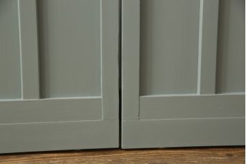 ガラス戸2枚をリペア&カスタム!引手・V字戸車を取り付け、すりガラスを新品のものに取り換え。本体を緑がかったグレーにペイント仕上げ。(引き戸、建具)