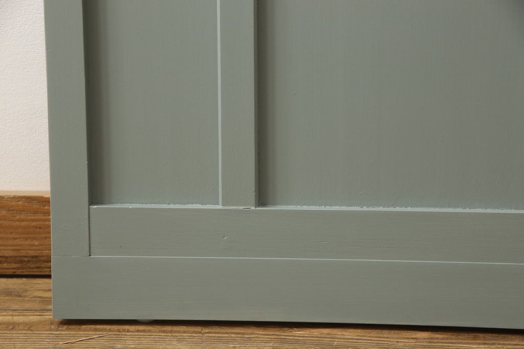 ガラス戸2枚をリペア&カスタム!引手・V字戸車を取り付け、すりガラスを新品のものに取り換え。本体を緑がかったグレーにペイント仕上げ。(引き戸、建具)