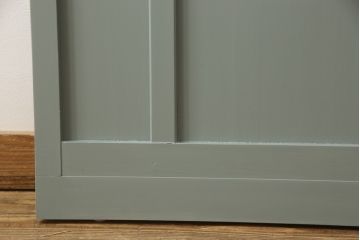 ガラス戸2枚をリペア&カスタム!引手・V字戸車を取り付け、すりガラスを新品のものに取り換え。本体を緑がかったグレーにペイント仕上げ。(引き戸、建具)