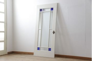 木製ドアをリペア&カスタム!リサイズし、中央ガラスをすりガラスに差し替え。既存のドアレバーを取り外して埋木処理し、アンティークの引手金具を取り付け。本体をアンティークホワイトでペイント仕上げ。(扉、建具)