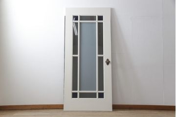 木製ドアをリペア&カスタム!リサイズし、中央ガラスをすりガラスに差し替え。既存のドアレバーを取り外して埋木処理し、アンティークの引手金具を取り付け。本体をアンティークホワイトでペイント仕上げ。(扉、建具)