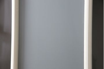 木製ドアをリペア&カスタム!リサイズし、中央ガラスをすりガラスに差し替え。既存のドアレバーを取り外して埋木処理し、アンティークの引手金具を取り付け。本体をアンティークホワイトでペイント仕上げ。(扉、建具)