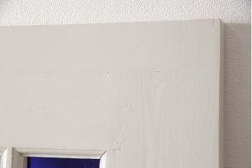 木製ドアをリペア&カスタム!リサイズし、中央ガラスをすりガラスに差し替え。既存のドアレバーを取り外して埋木処理し、アンティークの引手金具を取り付け。本体をアンティークホワイトでペイント仕上げ。(扉、建具)