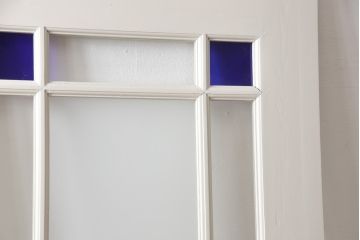 木製ドアをリペア&カスタム!リサイズし、中央ガラスをすりガラスに差し替え。既存のドアレバーを取り外して埋木処理し、アンティークの引手金具を取り付け。本体をアンティークホワイトでペイント仕上げ。(扉、建具)