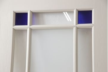 木製ドアをリペア&カスタム!リサイズし、中央ガラスをすりガラスに差し替え。既存のドアレバーを取り外して埋木処理し、アンティークの引手金具を取り付け。本体をアンティークホワイトでペイント仕上げ。(扉、建具)