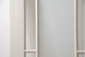 木製ドアをリペア&カスタム!リサイズし、中央ガラスをすりガラスに差し替え。既存のドアレバーを取り外して埋木処理し、アンティークの引手金具を取り付け。本体をアンティークホワイトでペイント仕上げ。(扉、建具)