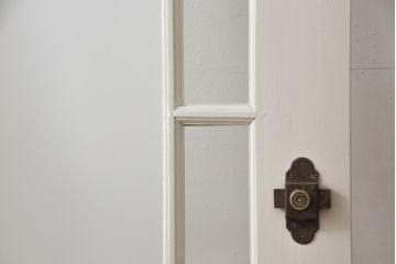 木製ドアをリペア&カスタム!リサイズし、中央ガラスをすりガラスに差し替え。既存のドアレバーを取り外して埋木処理し、アンティークの引手金具を取り付け。本体をアンティークホワイトでペイント仕上げ。(扉、建具)