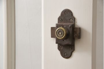 木製ドアをリペア&カスタム!リサイズし、中央ガラスをすりガラスに差し替え。既存のドアレバーを取り外して埋木処理し、アンティークの引手金具を取り付け。本体をアンティークホワイトでペイント仕上げ。(扉、建具)