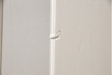 木製ドアをリペア&カスタム!リサイズし、中央ガラスをすりガラスに差し替え。既存のドアレバーを取り外して埋木処理し、アンティークの引手金具を取り付け。本体をアンティークホワイトでペイント仕上げ。(扉、建具)