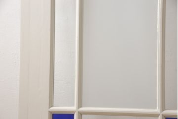木製ドアをリペア&カスタム!リサイズし、中央ガラスをすりガラスに差し替え。既存のドアレバーを取り外して埋木処理し、アンティークの引手金具を取り付け。本体をアンティークホワイトでペイント仕上げ。(扉、建具)