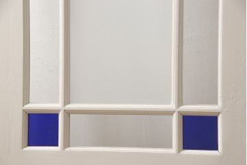 木製ドアをリペア&カスタム!リサイズし、中央ガラスをすりガラスに差し替え。既存のドアレバーを取り外して埋木処理し、アンティークの引手金具を取り付け。本体をアンティークホワイトでペイント仕上げ。(扉、建具)