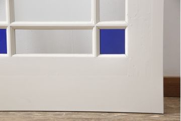 木製ドアをリペア&カスタム!リサイズし、中央ガラスをすりガラスに差し替え。既存のドアレバーを取り外して埋木処理し、アンティークの引手金具を取り付け。本体をアンティークホワイトでペイント仕上げ。(扉、建具)