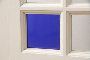 木製ドアをリペア&カスタム!リサイズし、中央ガラスをすりガラスに差し替え。既存のドアレバーを取り外して埋木処理し、アンティークの引手金具を取り付け。本体をアンティークホワイトでペイント仕上げ。(扉、建具)