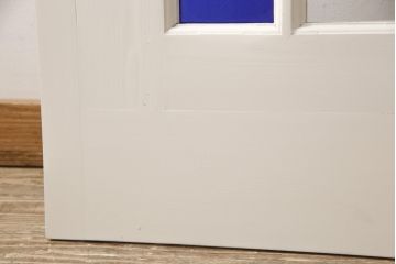 木製ドアをリペア&カスタム!リサイズし、中央ガラスをすりガラスに差し替え。既存のドアレバーを取り外して埋木処理し、アンティークの引手金具を取り付け。本体をアンティークホワイトでペイント仕上げ。(扉、建具)