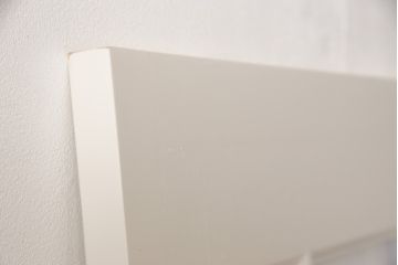 木製ドアをリペア&カスタム!リサイズし、中央ガラスをすりガラスに差し替え。既存のドアレバーを取り外して埋木処理し、アンティークの引手金具を取り付け。本体をアンティークホワイトでペイント仕上げ。(扉、建具)