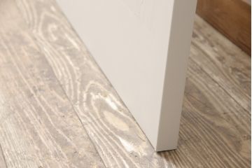 木製ドアをリペア&カスタム!リサイズし、中央ガラスをすりガラスに差し替え。既存のドアレバーを取り外して埋木処理し、アンティークの引手金具を取り付け。本体をアンティークホワイトでペイント仕上げ。(扉、建具)