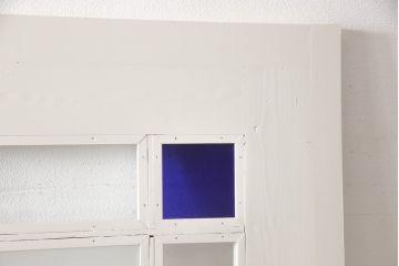 木製ドアをリペア&カスタム!リサイズし、中央ガラスをすりガラスに差し替え。既存のドアレバーを取り外して埋木処理し、アンティークの引手金具を取り付け。本体をアンティークホワイトでペイント仕上げ。(扉、建具)