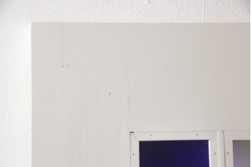 木製ドアをリペア&カスタム!リサイズし、中央ガラスをすりガラスに差し替え。既存のドアレバーを取り外して埋木処理し、アンティークの引手金具を取り付け。本体をアンティークホワイトでペイント仕上げ。(扉、建具)