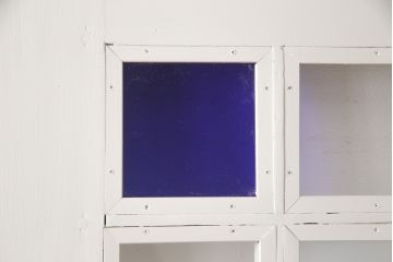 木製ドアをリペア&カスタム!リサイズし、中央ガラスをすりガラスに差し替え。既存のドアレバーを取り外して埋木処理し、アンティークの引手金具を取り付け。本体をアンティークホワイトでペイント仕上げ。(扉、建具)