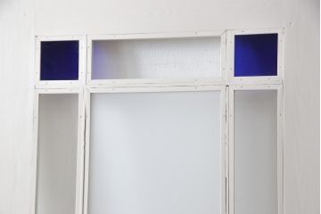 木製ドアをリペア&カスタム!リサイズし、中央ガラスをすりガラスに差し替え。既存のドアレバーを取り外して埋木処理し、アンティークの引手金具を取り付け。本体をアンティークホワイトでペイント仕上げ。(扉、建具)