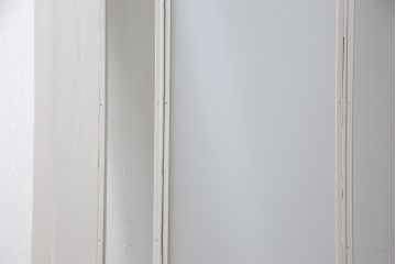 木製ドアをリペア&カスタム!リサイズし、中央ガラスをすりガラスに差し替え。既存のドアレバーを取り外して埋木処理し、アンティークの引手金具を取り付け。本体をアンティークホワイトでペイント仕上げ。(扉、建具)