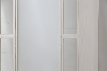 木製ドアをリペア&カスタム!リサイズし、中央ガラスをすりガラスに差し替え。既存のドアレバーを取り外して埋木処理し、アンティークの引手金具を取り付け。本体をアンティークホワイトでペイント仕上げ。(扉、建具)