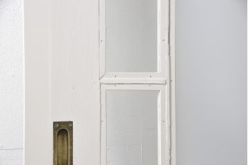 木製ドアをリペア&カスタム!リサイズし、中央ガラスをすりガラスに差し替え。既存のドアレバーを取り外して埋木処理し、アンティークの引手金具を取り付け。本体をアンティークホワイトでペイント仕上げ。(扉、建具)