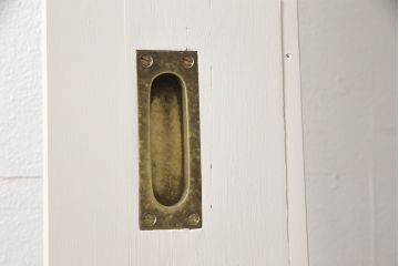 木製ドアをリペア&カスタム!リサイズし、中央ガラスをすりガラスに差し替え。既存のドアレバーを取り外して埋木処理し、アンティークの引手金具を取り付け。本体をアンティークホワイトでペイント仕上げ。(扉、建具)