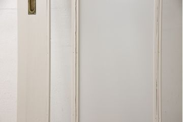 木製ドアをリペア&カスタム!リサイズし、中央ガラスをすりガラスに差し替え。既存のドアレバーを取り外して埋木処理し、アンティークの引手金具を取り付け。本体をアンティークホワイトでペイント仕上げ。(扉、建具)