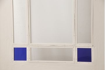 木製ドアをリペア&カスタム!リサイズし、中央ガラスをすりガラスに差し替え。既存のドアレバーを取り外して埋木処理し、アンティークの引手金具を取り付け。本体をアンティークホワイトでペイント仕上げ。(扉、建具)