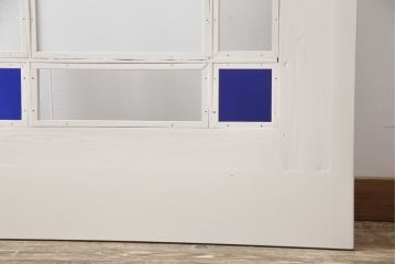 木製ドアをリペア&カスタム!リサイズし、中央ガラスをすりガラスに差し替え。既存のドアレバーを取り外して埋木処理し、アンティークの引手金具を取り付け。本体をアンティークホワイトでペイント仕上げ。(扉、建具)