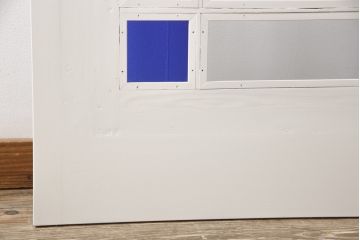 木製ドアをリペア&カスタム!リサイズし、中央ガラスをすりガラスに差し替え。既存のドアレバーを取り外して埋木処理し、アンティークの引手金具を取り付け。本体をアンティークホワイトでペイント仕上げ。(扉、建具)