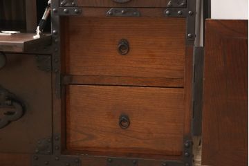 米沢箪笥をリペア&カスタム!ヒノキ無垢材の天板を取り付け、上段の引き出しをフラップダウン式扉に変更しローボードにリメイク。杢目が残るように現状の色味をベースに着色仕上げ。(時代箪笥、テレビ台、ローボード、収納箪笥)
