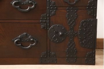 米沢箪笥をリペア&カスタム!ヒノキ無垢材の天板を取り付け、上段の引き出しをフラップダウン式扉に変更しローボードにリメイク。杢目が残るように現状の色味をベースに着色仕上げ。(時代箪笥、テレビ台、ローボード、収納箪笥)