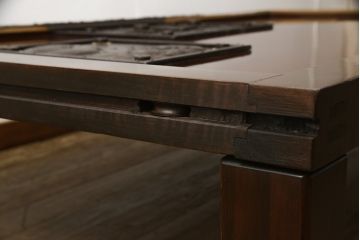 明治大正期の蔵戸をリペア&カスタム!木製脚5本を取り付けテーブルにリメイク。脚は縁の色に合わせて着色し仕上げ。(座卓、ローテーブル)
