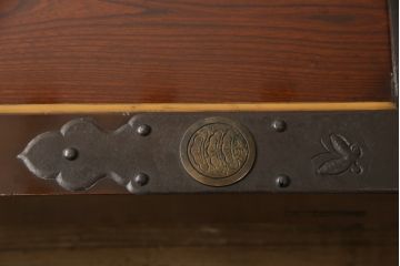 明治大正期の蔵戸をリペア&カスタム!木製脚5本を取り付けテーブルにリメイク。脚は縁の色に合わせて着色し仕上げ。(座卓、ローテーブル)