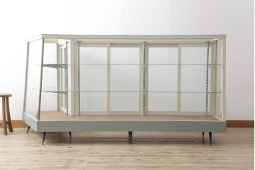 ガラスケースをリペア&カスタム!ガラス天板を新しいものに、引き戸のガラスは花菱模様のガラスに交換。枠をくすんだ青緑とアイボリーのツートンカラーにペイントし仕上げ。(ショーケース、飾り棚、店舗什器)