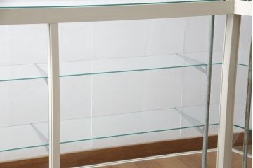 ガラスケースをリペア&カスタム!ガラス天板を新しいものに、引き戸のガラスは花菱模様のガラスに交換。枠をくすんだ青緑とアイボリーのツートンカラーにペイントし仕上げ。(ショーケース、飾り棚、店舗什器)
