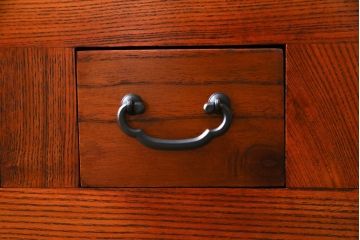 水屋箪笥をリペア&カスタム!既存の棚板を取り外し、新たにヒノキ無垢材の可動式棚板を製作・取り付け。天板裏を補強。(収納棚、戸棚、キャビネット、食器棚、サイドボード)