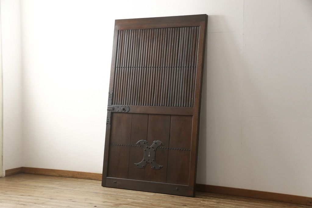 アンティークの格子蔵戸をリペア&カスタム!リサイズし、裏側の引手を取り付け。1トーン落ち着いた色味に着色仕上げ。(玄関戸、玄関ドア、引き戸)