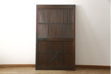 アンティークの格子蔵戸をリペア&カスタム!リサイズし、裏側の引手を取り付け。1トーン落ち着いた色味に着色仕上げ。(玄関戸、玄関ドア、引き戸)