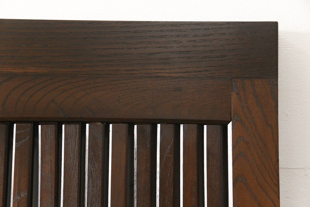 アンティークの格子蔵戸をリペア&カスタム!リサイズし、裏側の引手を取り付け。1トーン落ち着いた色味に着色仕上げ。(玄関戸、玄関ドア、引き戸)